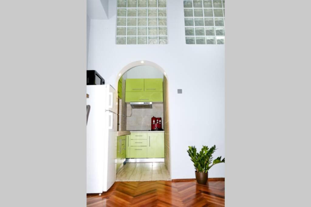 ☆Modern High Ceiling Apartment - Heart Of The City Oradea Eksteriør billede